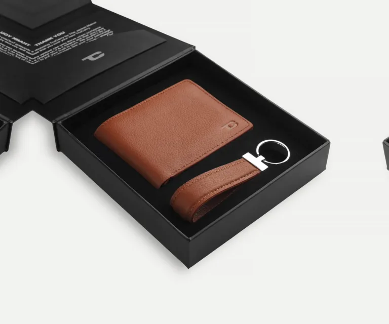 Marvin Brown Leather Gift Set — Front Detail Macro