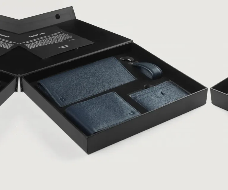 Timeless Taylen Blue Leather Gift Set — Front Detail Macro
